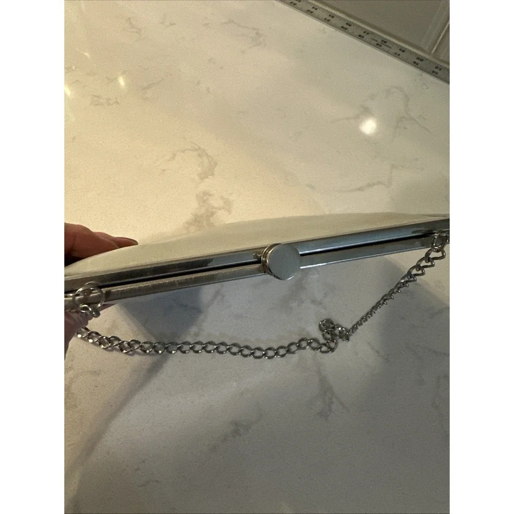 HOBO INTERNATIONAL Vintage Kiss-Lock Frame Clutch Bag Light Green Leather Chain